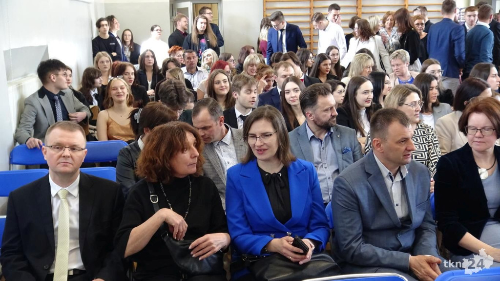 Szkoły pożegnały tegorocznych maturzystów [Fotorelacja, wideo]