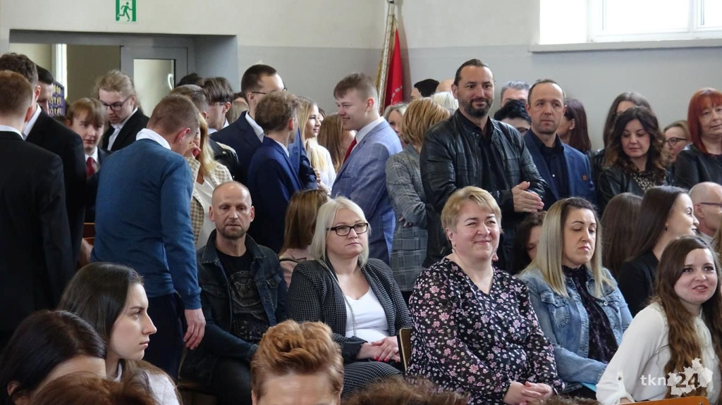 Szkoły pożegnały tegorocznych maturzystów [Fotorelacja, wideo]