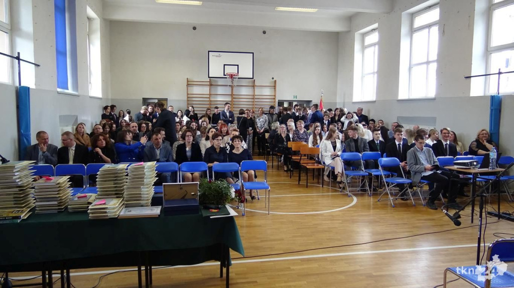 Szkoły pożegnały tegorocznych maturzystów [Fotorelacja, wideo]