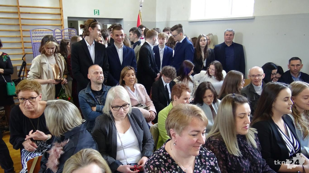 Szkoły pożegnały tegorocznych maturzystów [Fotorelacja, wideo]
