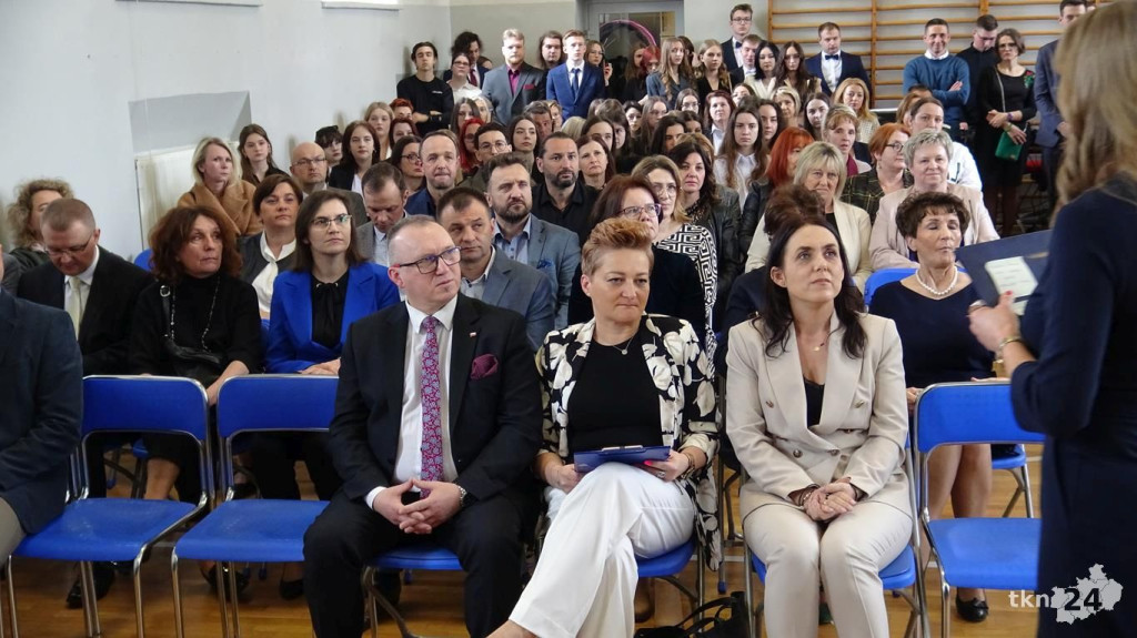 Szkoły pożegnały tegorocznych maturzystów [Fotorelacja, wideo]