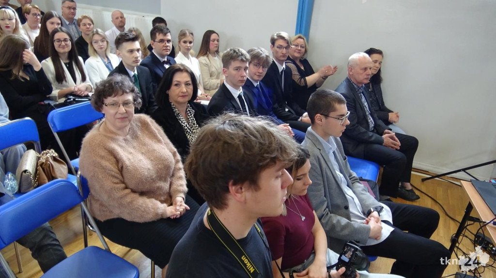 Szkoły pożegnały tegorocznych maturzystów [Fotorelacja, wideo]