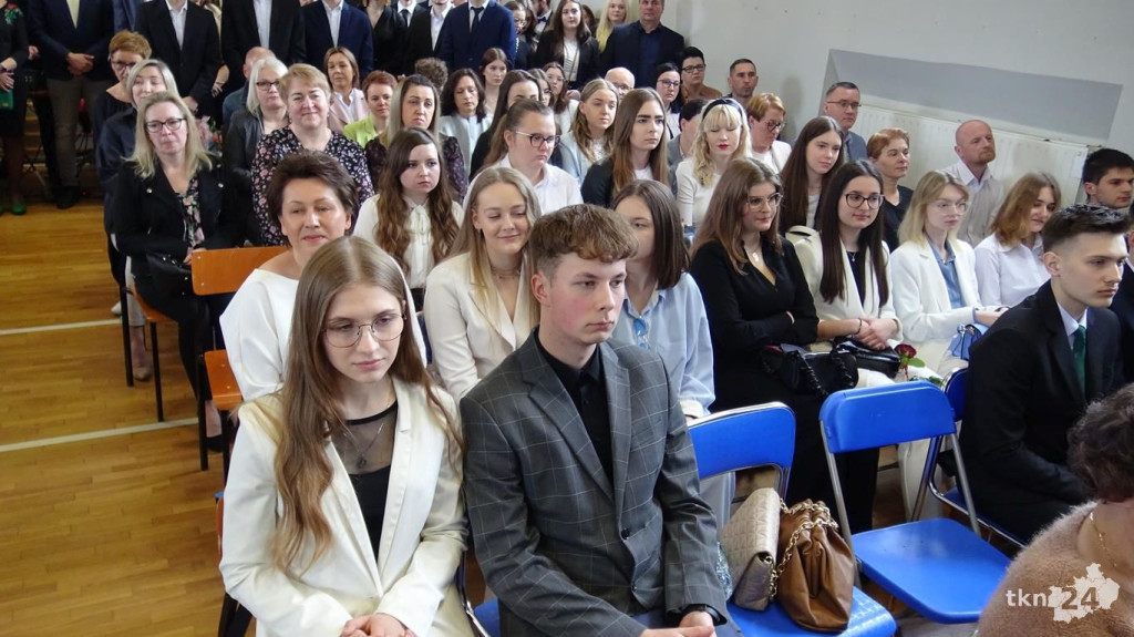 Szkoły pożegnały tegorocznych maturzystów [Fotorelacja, wideo]