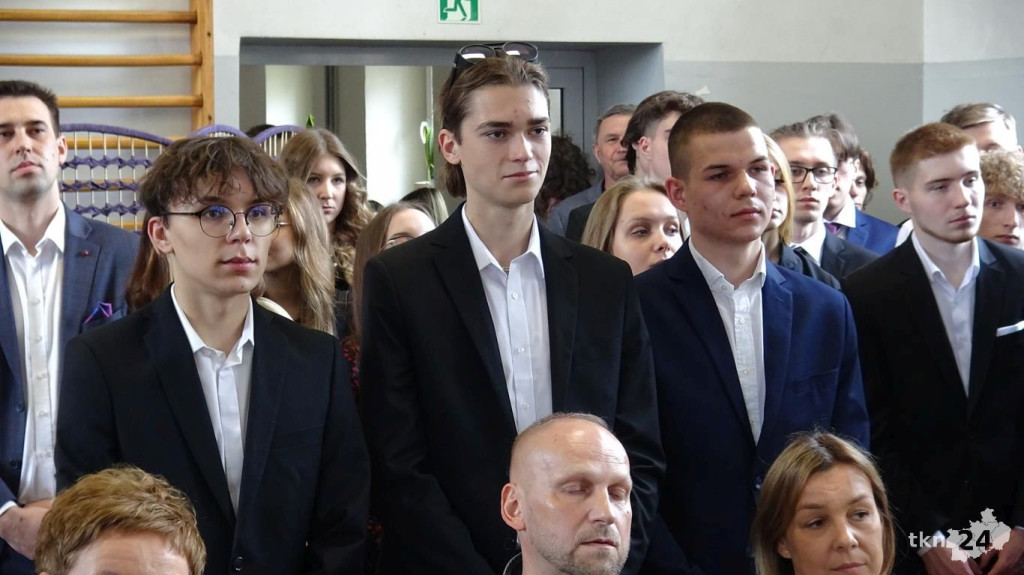 Szkoły pożegnały tegorocznych maturzystów [Fotorelacja, wideo]