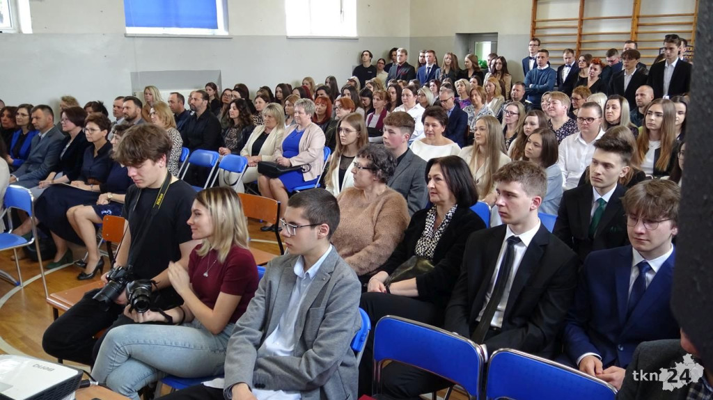 Szkoły pożegnały tegorocznych maturzystów [Fotorelacja, wideo]