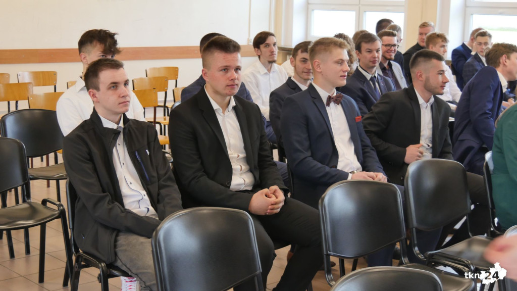Szkoły pożegnały tegorocznych maturzystów [Fotorelacja, wideo]