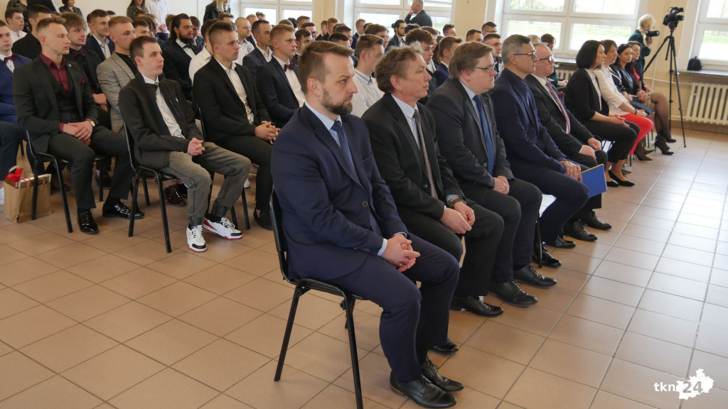 Szkoły pożegnały tegorocznych maturzystów [Fotorelacja, wideo]