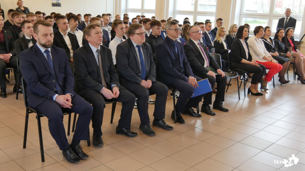 Szkoły pożegnały tegorocznych maturzystów [Fotorelacja, wideo]