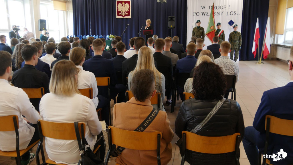 Szkoły pożegnały tegorocznych maturzystów [Fotorelacja, wideo]