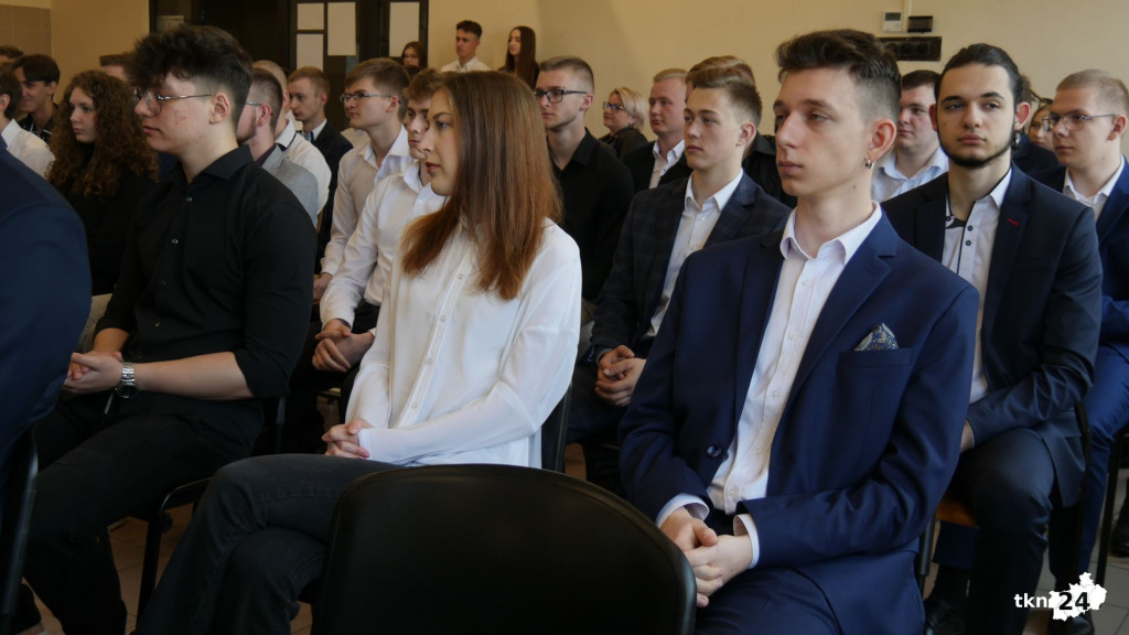 Szkoły pożegnały tegorocznych maturzystów [Fotorelacja, wideo]