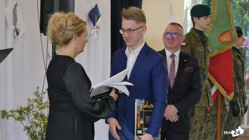 Szkoły pożegnały tegorocznych maturzystów [Fotorelacja, wideo]