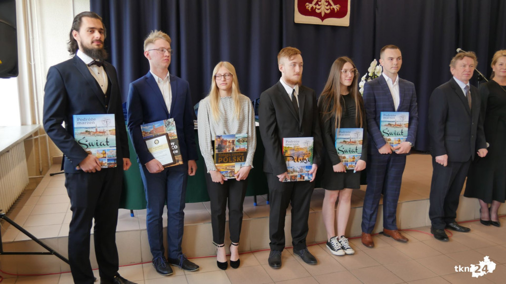 Szkoły pożegnały tegorocznych maturzystów [Fotorelacja, wideo]