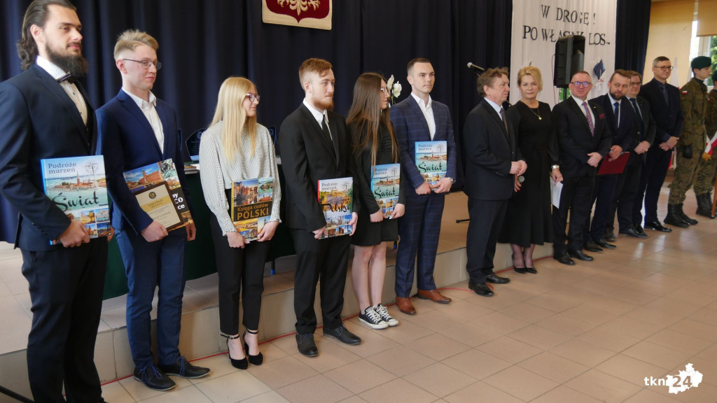 Szkoły pożegnały tegorocznych maturzystów [Fotorelacja, wideo]