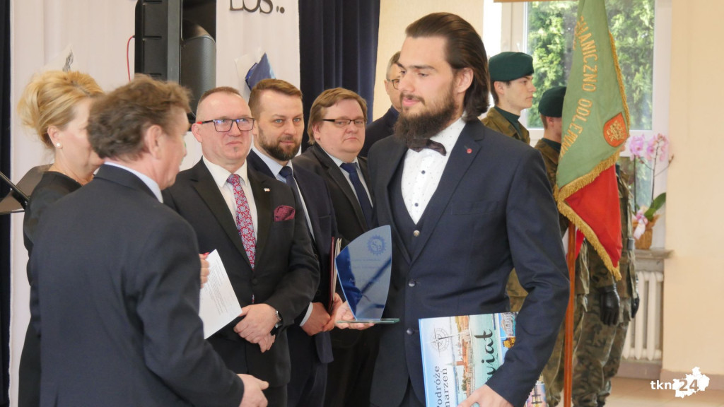 Szkoły pożegnały tegorocznych maturzystów [Fotorelacja, wideo]