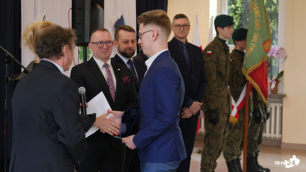 Szkoły pożegnały tegorocznych maturzystów [Fotorelacja, wideo]