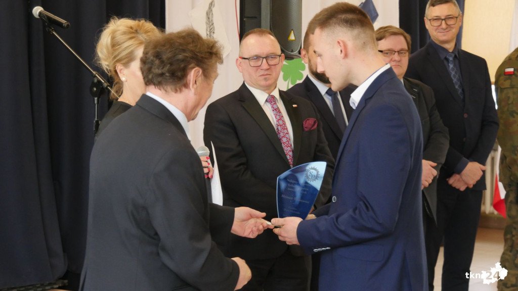 Szkoły pożegnały tegorocznych maturzystów [Fotorelacja, wideo]