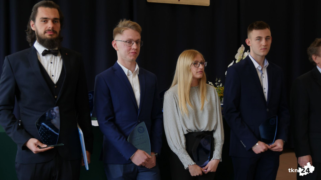 Szkoły pożegnały tegorocznych maturzystów [Fotorelacja, wideo]