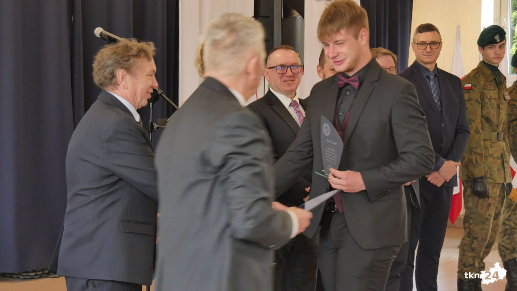 Szkoły pożegnały tegorocznych maturzystów [Fotorelacja, wideo]