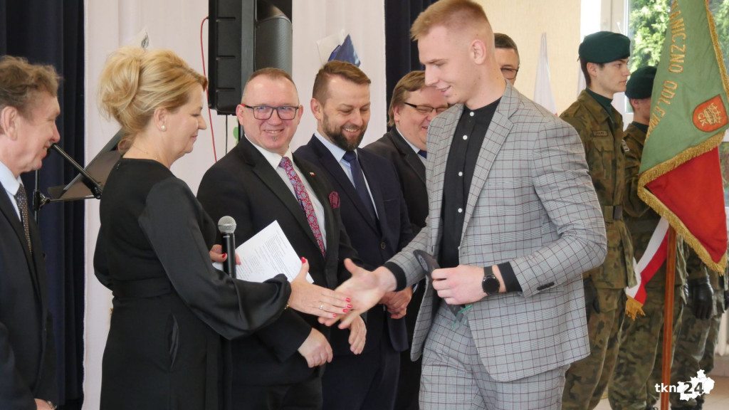 Szkoły pożegnały tegorocznych maturzystów [Fotorelacja, wideo]