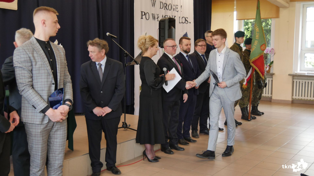 Szkoły pożegnały tegorocznych maturzystów [Fotorelacja, wideo]