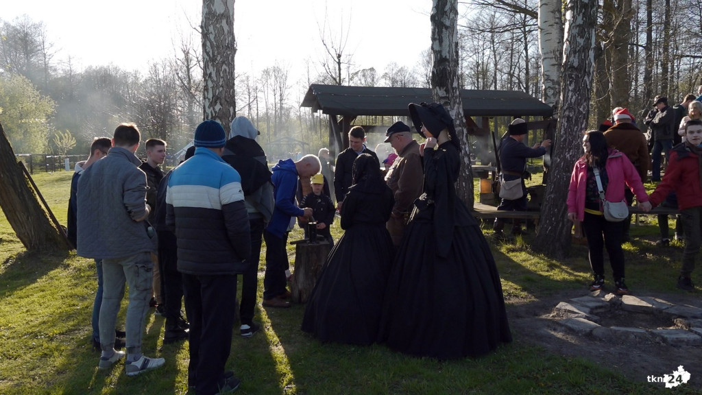 Odtwarzając fabrykę broni uczcili 160. rocznicę Powstania Styczniowego [wideo, zdjęcia]