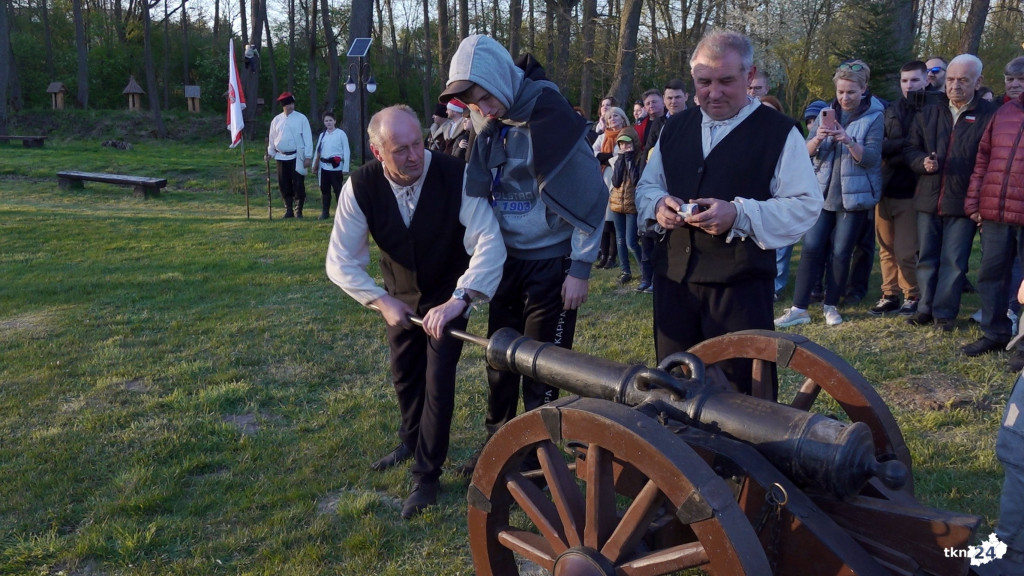 Odtwarzając fabrykę broni uczcili 160. rocznicę Powstania Styczniowego [wideo, zdjęcia]