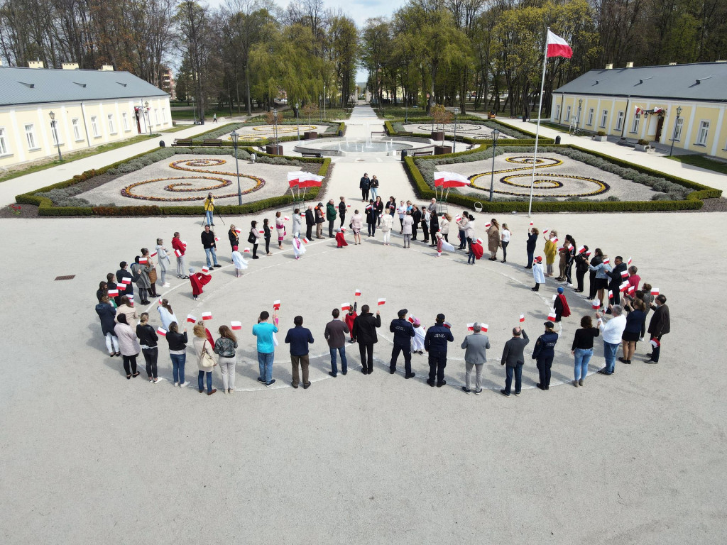 Biało-czerwone serce pod UMiG Końskie [wideo, zdjęcia]