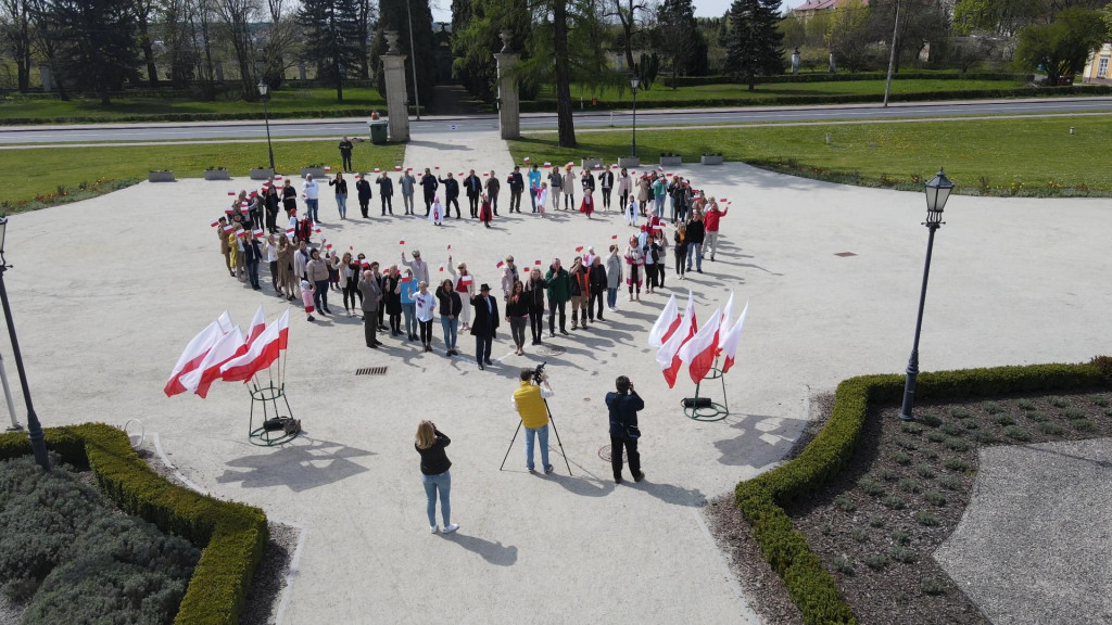 Biało-czerwone serce pod UMiG Końskie [wideo, zdjęcia]