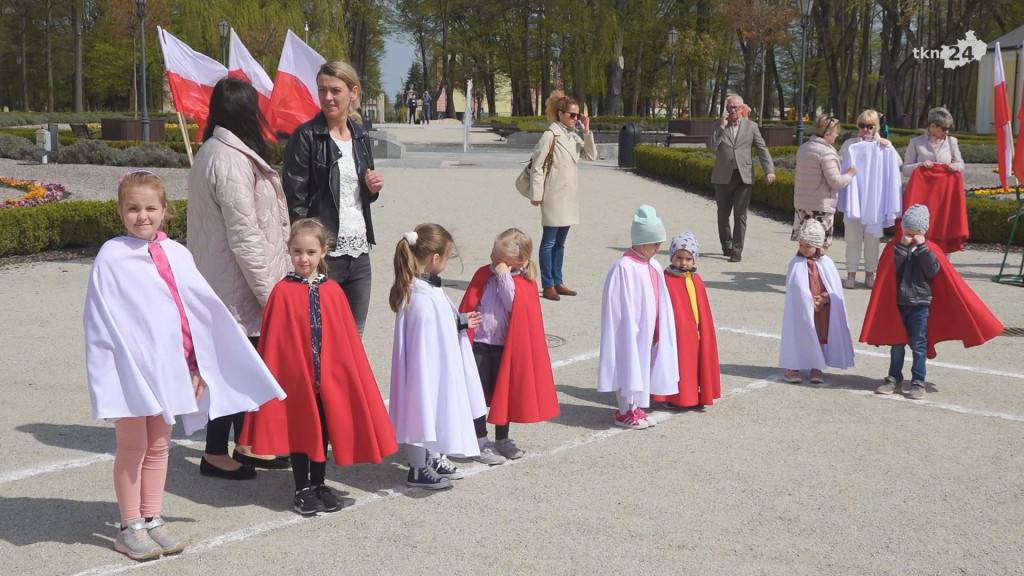 Biało-czerwone serce pod UMiG Końskie [wideo, zdjęcia]
