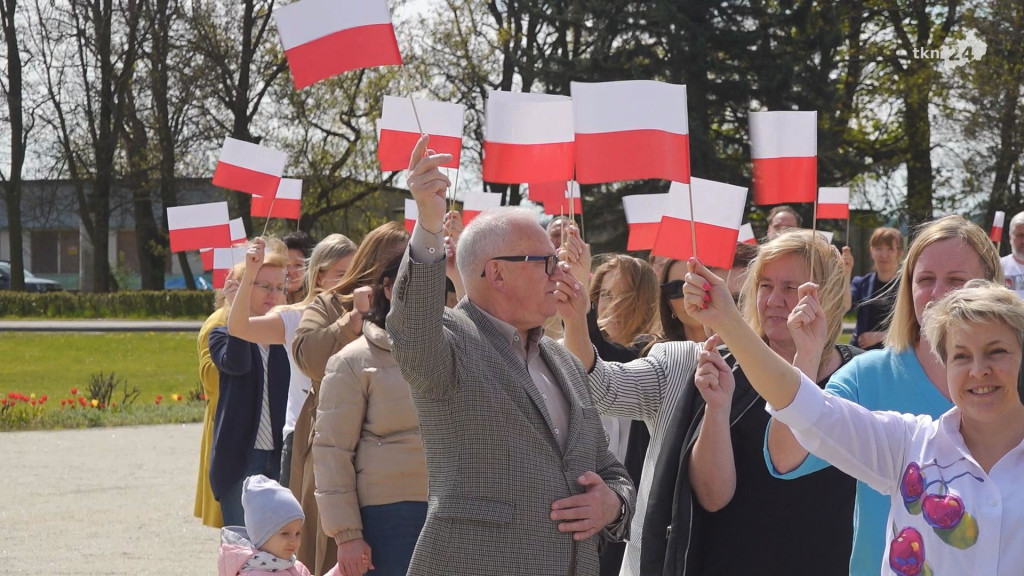 Biało-czerwone serce pod UMiG Końskie [wideo, zdjęcia]