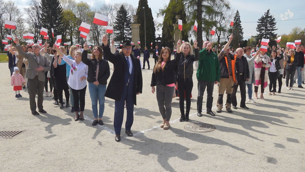 Biało-czerwone serce pod UMiG Końskie [wideo, zdjęcia]