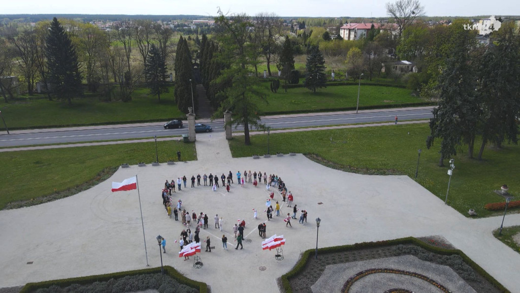 Biało-czerwone serce pod UMiG Końskie [wideo, zdjęcia]