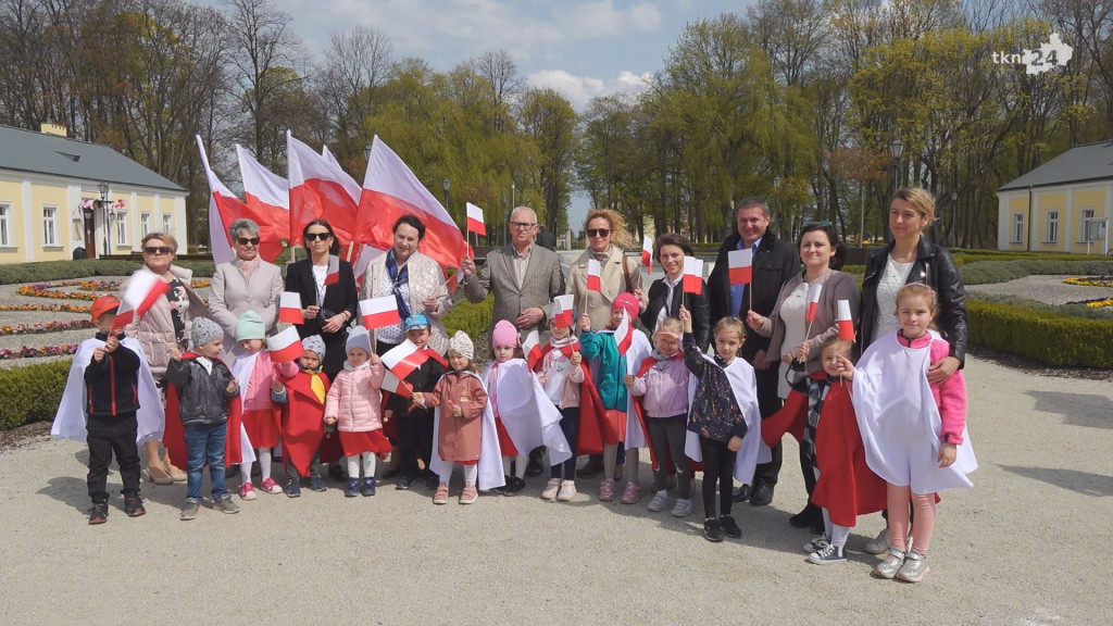 Biało-czerwone serce pod UMiG Końskie [wideo, zdjęcia]
