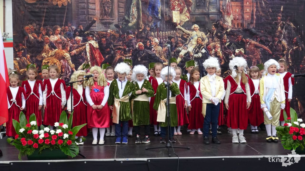 Końskie: Pierwsze takie święto na rynku! 232. rocznica Uchwalenia Konstytucji 3 Maja [wideo, zdjęcia]