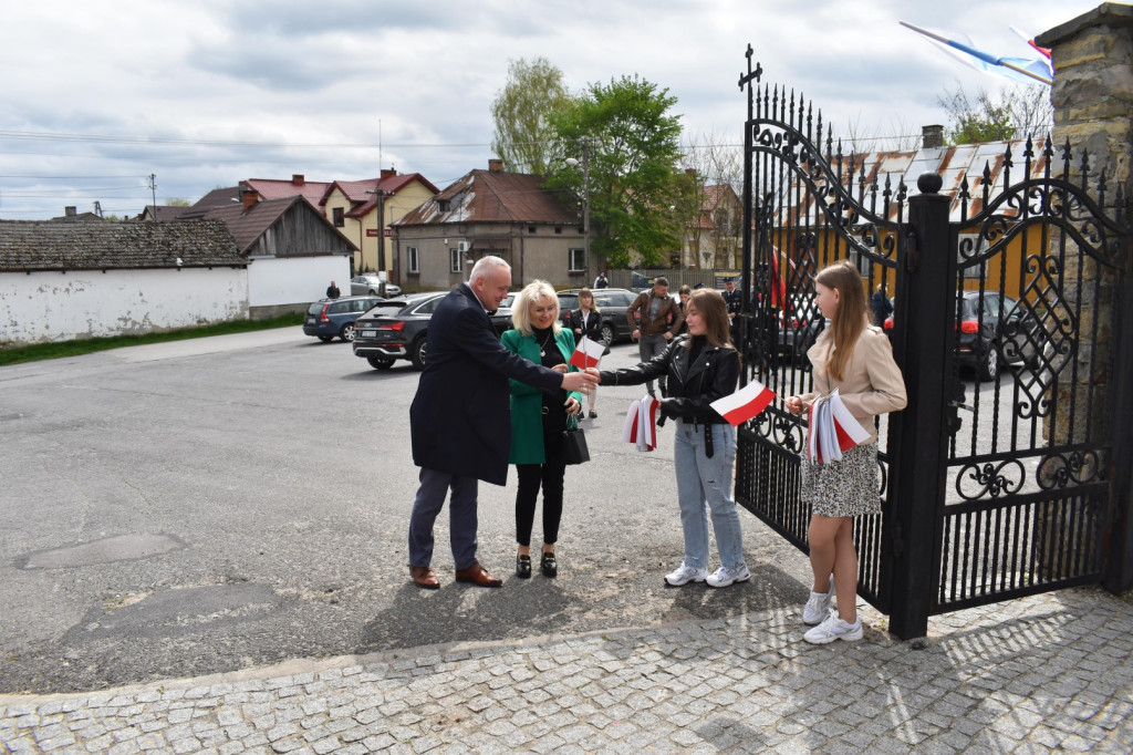 Biało-czerwono w Gowarczowie. Na Dzień Flagi i Święto Konstytucji [zdjęcia]