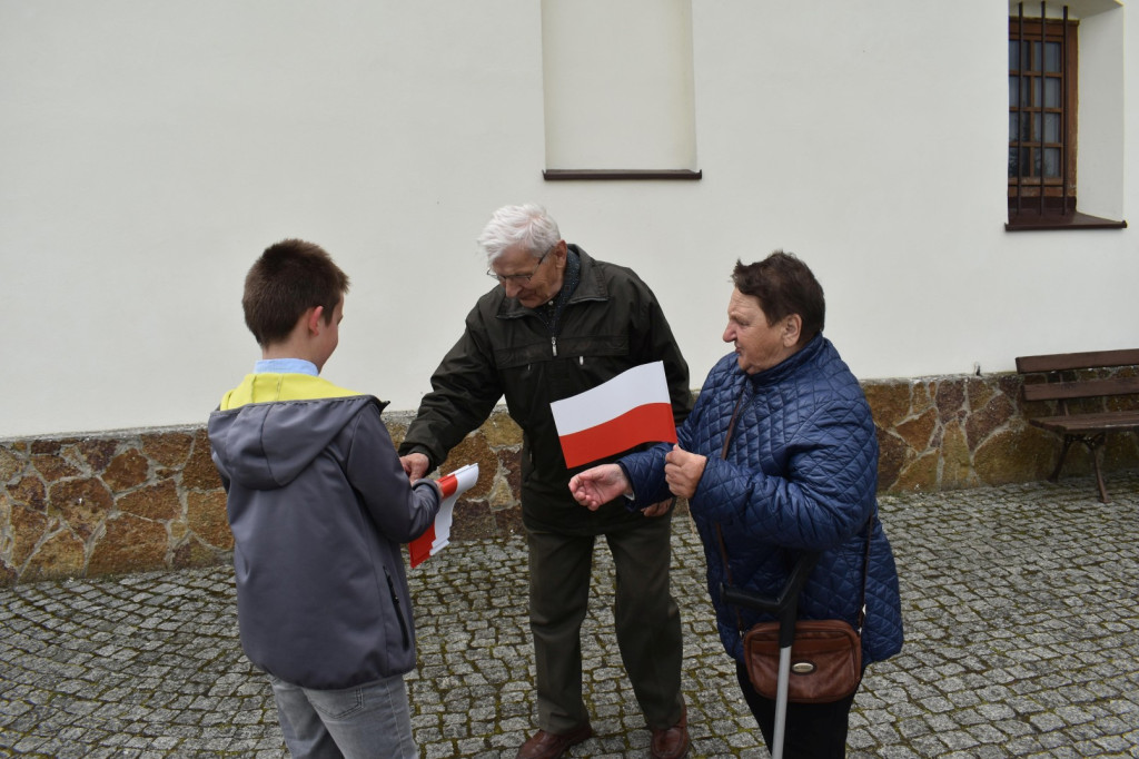 Biało-czerwono w Gowarczowie. Na Dzień Flagi i Święto Konstytucji [zdjęcia]