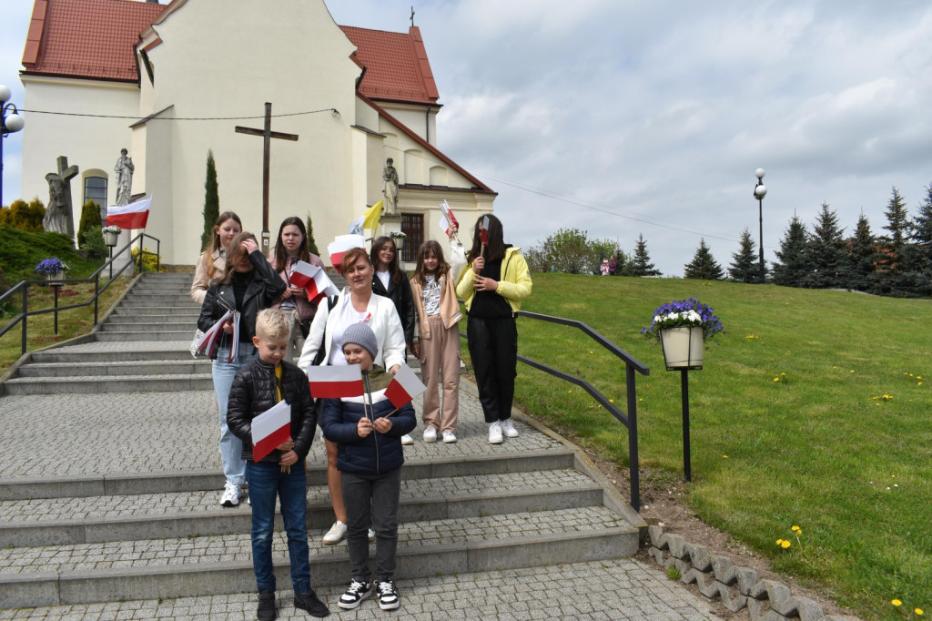 Biało-czerwono w Gowarczowie. Na Dzień Flagi i Święto Konstytucji [zdjęcia]