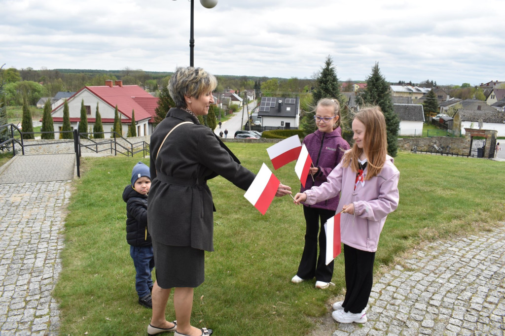 Biało-czerwono w Gowarczowie. Na Dzień Flagi i Święto Konstytucji [zdjęcia]