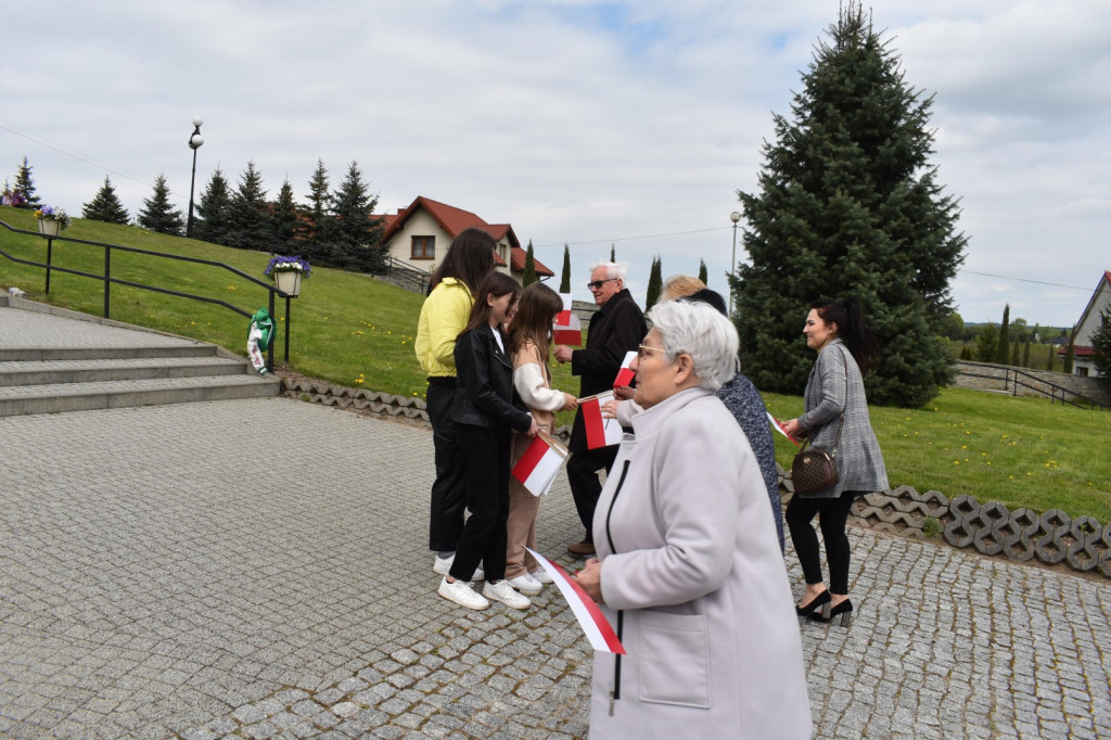 Biało-czerwono w Gowarczowie. Na Dzień Flagi i Święto Konstytucji [zdjęcia]