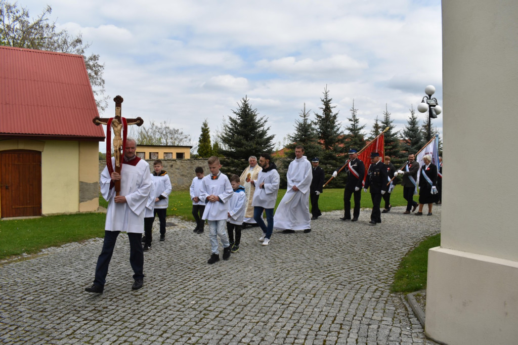 Biało-czerwono w Gowarczowie. Na Dzień Flagi i Święto Konstytucji [zdjęcia]