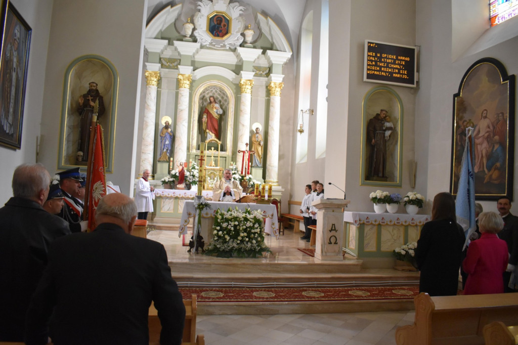 Biało-czerwono w Gowarczowie. Na Dzień Flagi i Święto Konstytucji [zdjęcia]