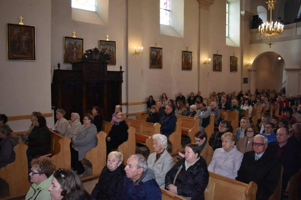 Biało-czerwono w Gowarczowie. Na Dzień Flagi i Święto Konstytucji [zdjęcia]