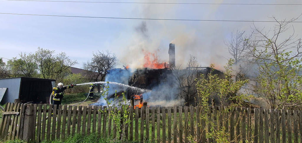 Pożar domu w Matyniowie. Jest poszkodowany [zdjęcia]