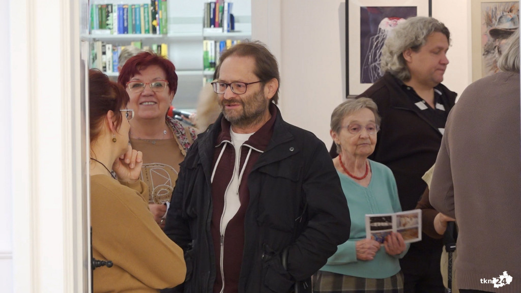 Wielka sztuka w małym mieście. W bibliotece można podziwiać ciekawą wystawę [wideo, zdjęcia]