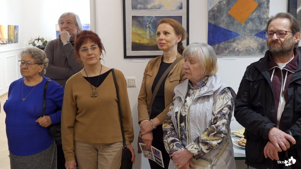 Wielka sztuka w małym mieście. W bibliotece można podziwiać ciekawą wystawę [wideo, zdjęcia]