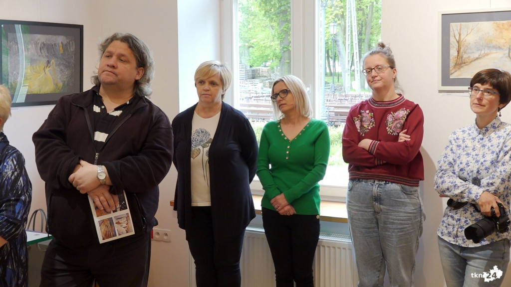 Wielka sztuka w małym mieście. W bibliotece można podziwiać ciekawą wystawę [wideo, zdjęcia]