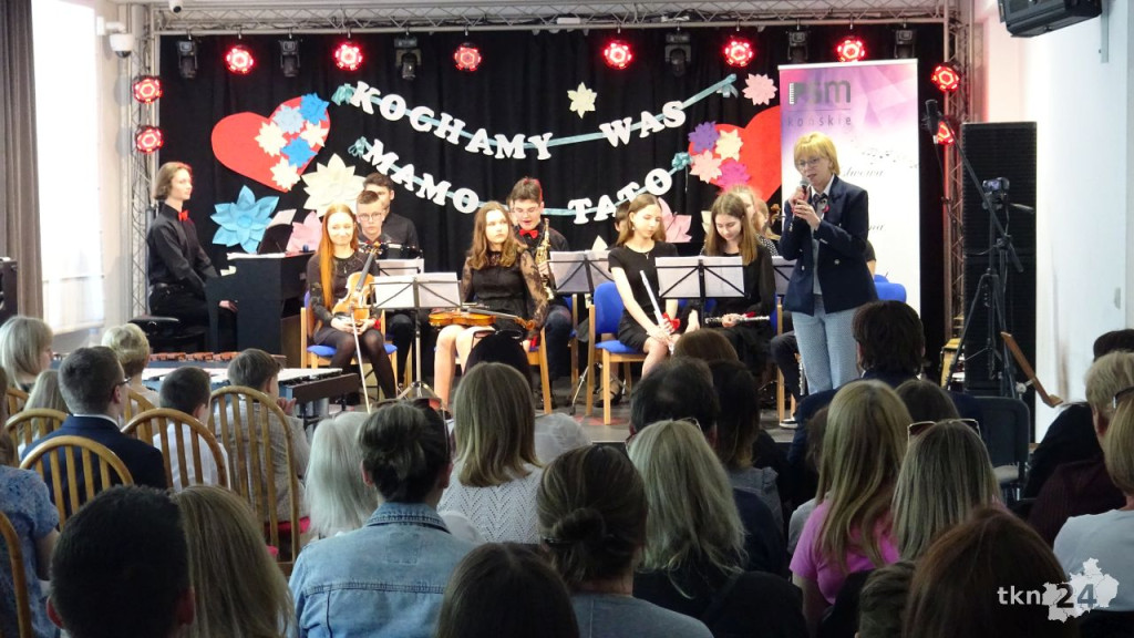 Dla mamy i taty. Uczniowie szkoły muzycznej dali koncert [wideo, zdjęcia]