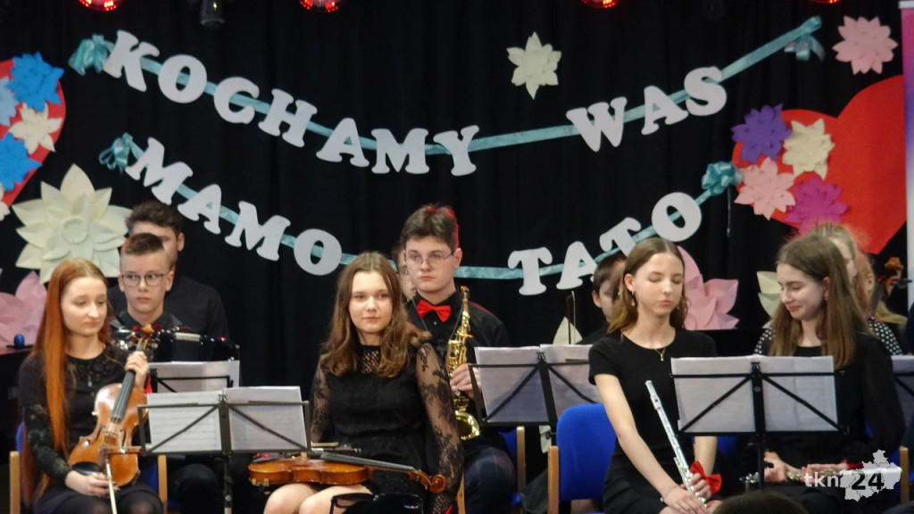 Dla mamy i taty. Uczniowie szkoły muzycznej dali koncert [wideo, zdjęcia]