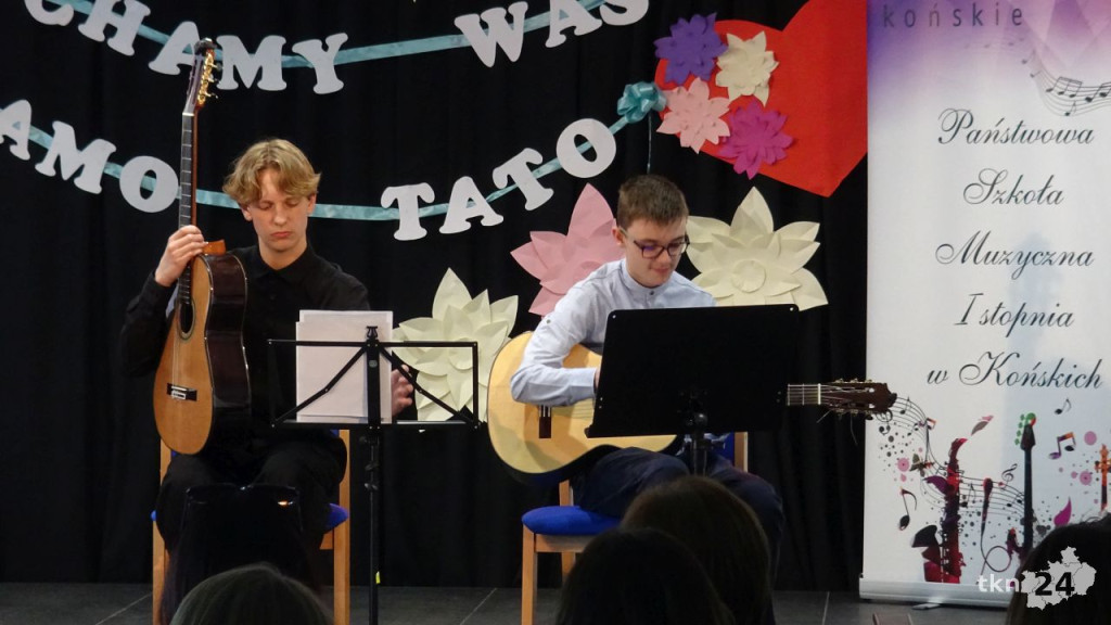 Dla mamy i taty. Uczniowie szkoły muzycznej dali koncert [wideo, zdjęcia]