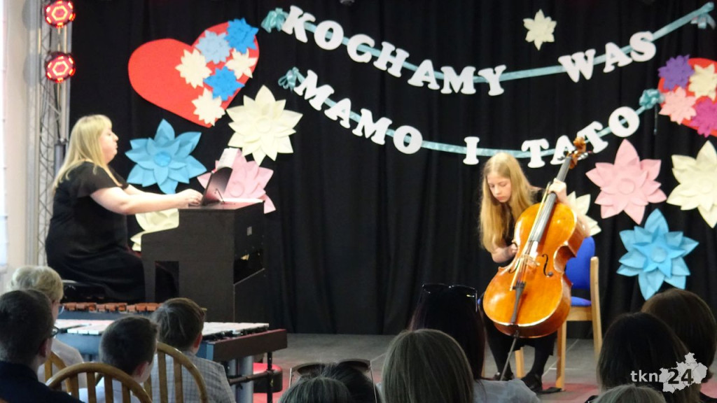 Dla mamy i taty. Uczniowie szkoły muzycznej dali koncert [wideo, zdjęcia]